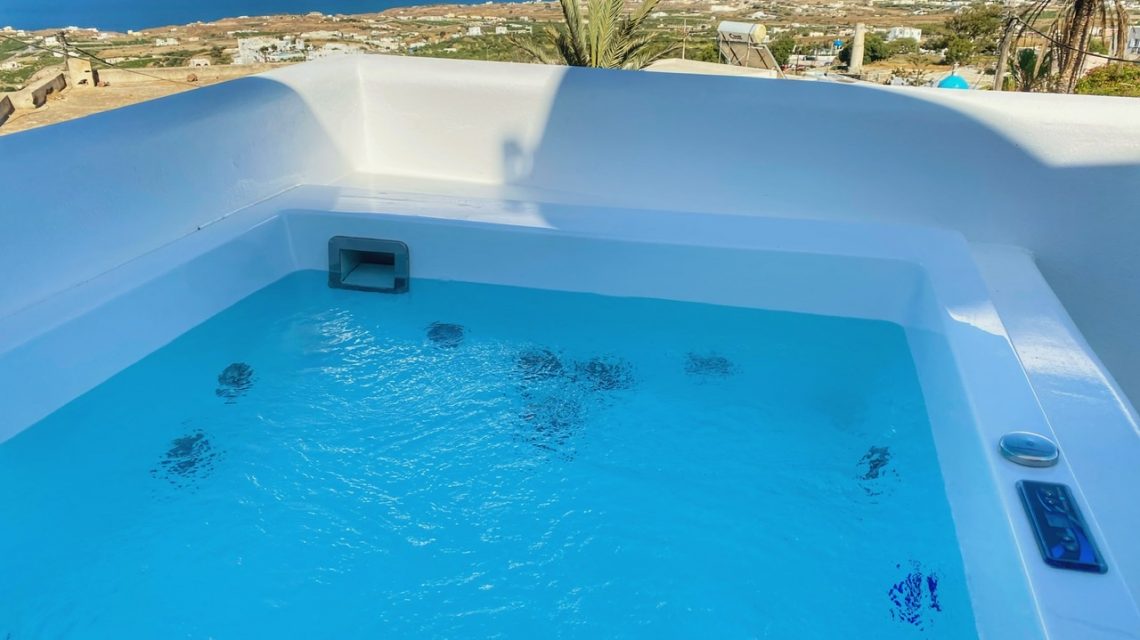 Private heated jacuzzi with unlimited view